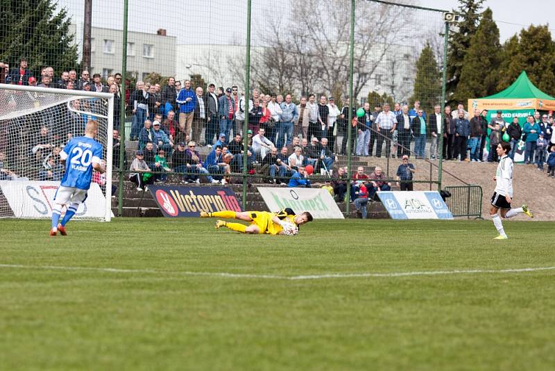 Z utkání Karviná (v bílém) - Vlašim 2:0.