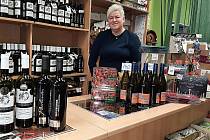 Zájem lidí o šumivá vína a sekty pro silvestrovské oslavy se ve vinotékách nijak zvlášť nepromítne. Lidé zpravidla kupují levnější produkty v supermarketech. Prosinec 2021.
