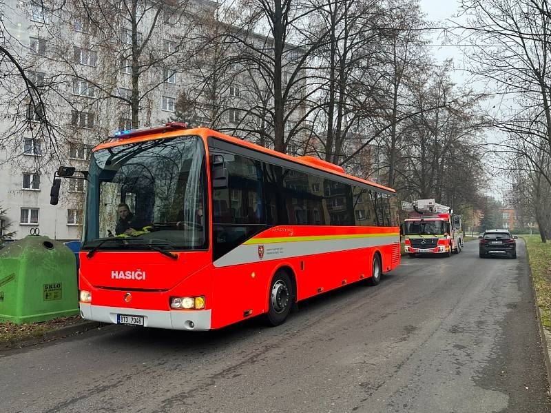 Požár, Český Těšín, 30. listopadu 2022, evakuační autobus hasičů.