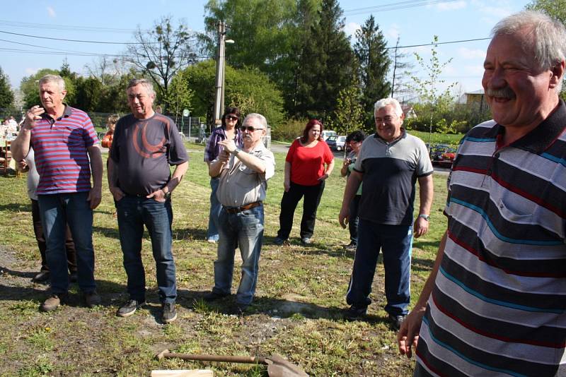 Objekt hasičské zbrojnice karvinské části Staré Město ozdobila májka. 