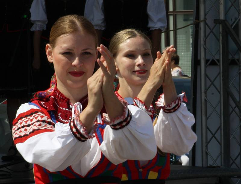 V Karviné se v rámci Dnů města konala v neděli folklorní přehlídka nazvaná Prolínání kultur. 