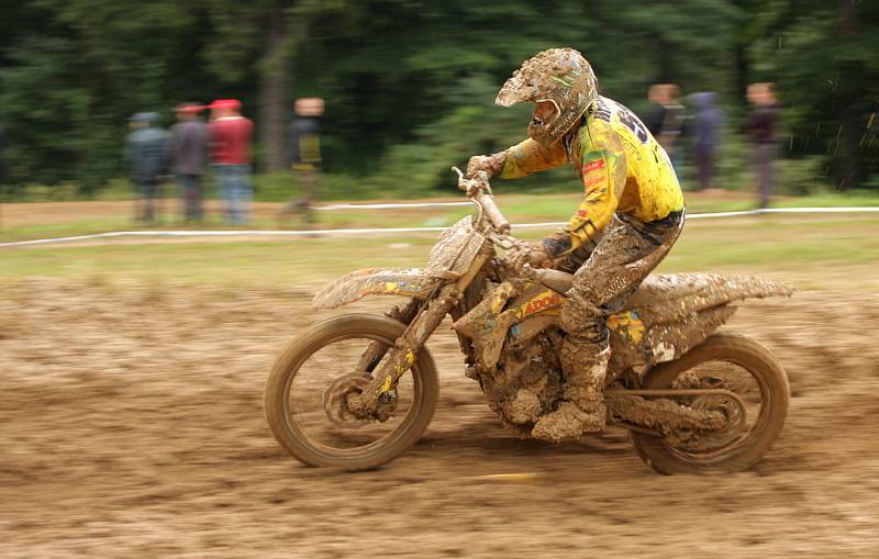 Motokrosové závody v Petrovicích se vydařily i přes mírnou nepřízeň počasí.