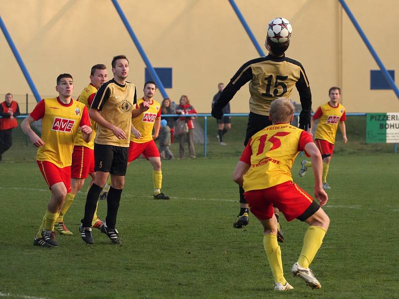 Bohumínští fotbalisté (v béžovém) vytěžili ze závěrečného podzimního duelu aspoň bod.