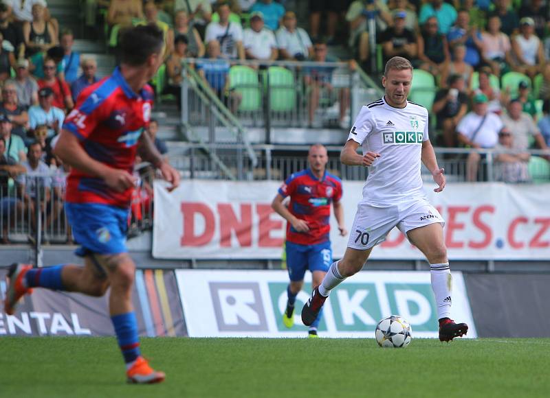 Karvinští fotbalisté (v bílém) podali proti Plzni kvalitní výkon. Nicméně prohráli 0:1.