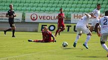 Fotbalisté Karviné (v bílém) remizovali s Třincem 1:1.