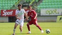 Fotbalisté Karviné (v bílém) remizovali s Třincem 1:1.