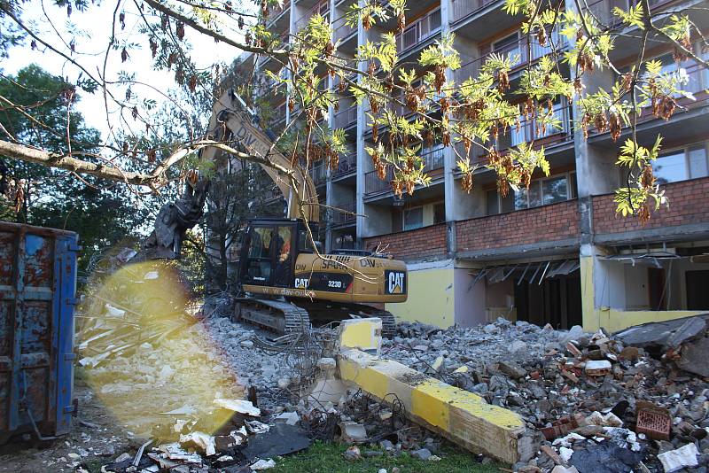 Demolice, pak rekonstrukce. Rekonstrukce ubytovny Kosmos, září 2018.