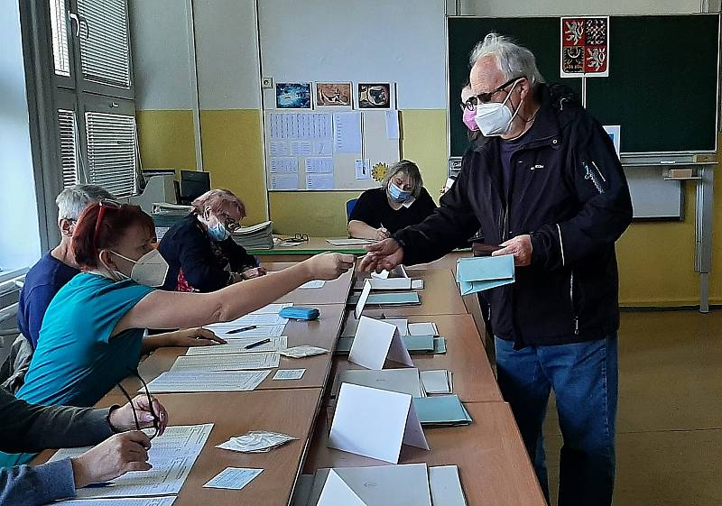 Začaly volby do Poslanecké sněmovny Parlamentu ČR. Na ZŠ Mendelova v Karviné-Hranicích jsou čtyři volební okrsky.