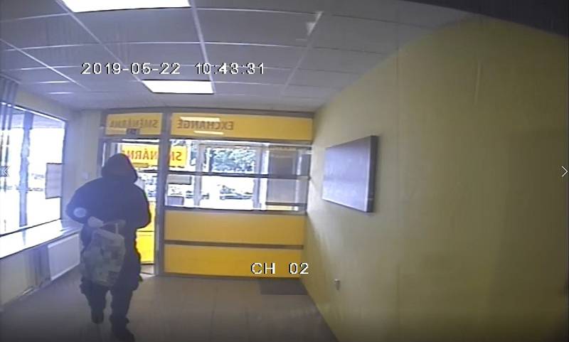 Lupiče ve směnárně zachytily bezpečnostní kamery.