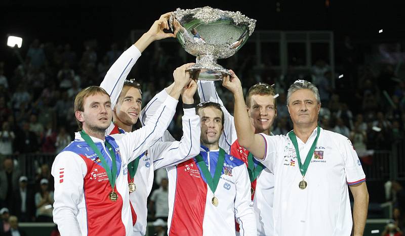 Šampioni! Zleva Ivo Minář, Lukáš Rosol, Radek Štěpánek, Tomáš Berdych a kapitán Jaroslav Navrátil.