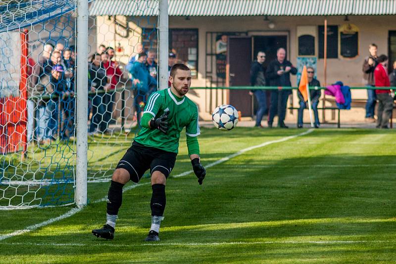 Albrechtice (v modrém) doma přetlačily Orlovou 3:2.