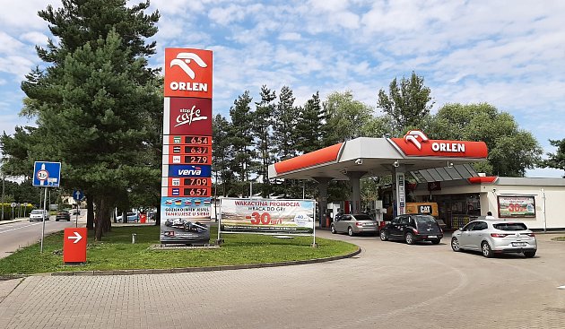Ceny pohonných hmot na čerpacích stanicích v Polsku jsou po zdražení v Česku zase o něco výhodnější. Čerpací stanice v polských Žibřidovicích.