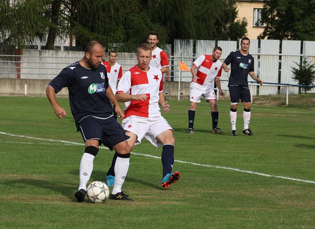 Fotbalové derby mezi Dětmarovicemi (v modrém) a Orlovou vyhráli domácí.