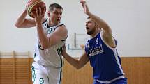 Basketbalisté Karviné (v bílém) podlehli doma Olomouci.