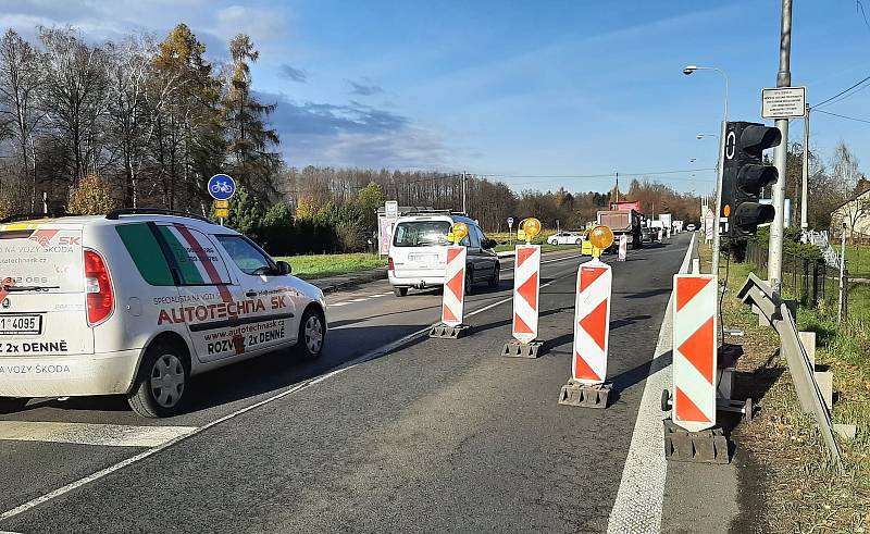 Při průjezdu městskou část Karviná-Louky se čeká v dlouhých kolonách. Silničáři tam pokládají nový živičný povrch a jezdí se kyvadlově v jednom směru. 22. listopadu 2022. .