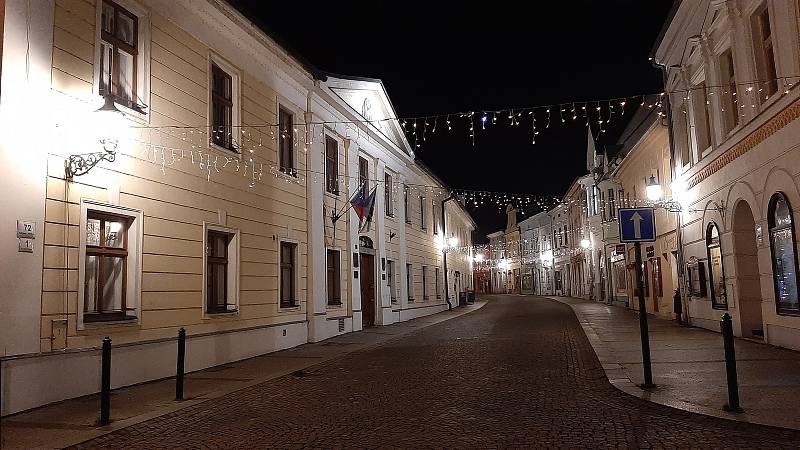 Vánoční výzdoba v Karviné. Podél hlavní třídy, u obchodního centra Korso, na Masarykově náměstí a všechny tři vánoční stromy.