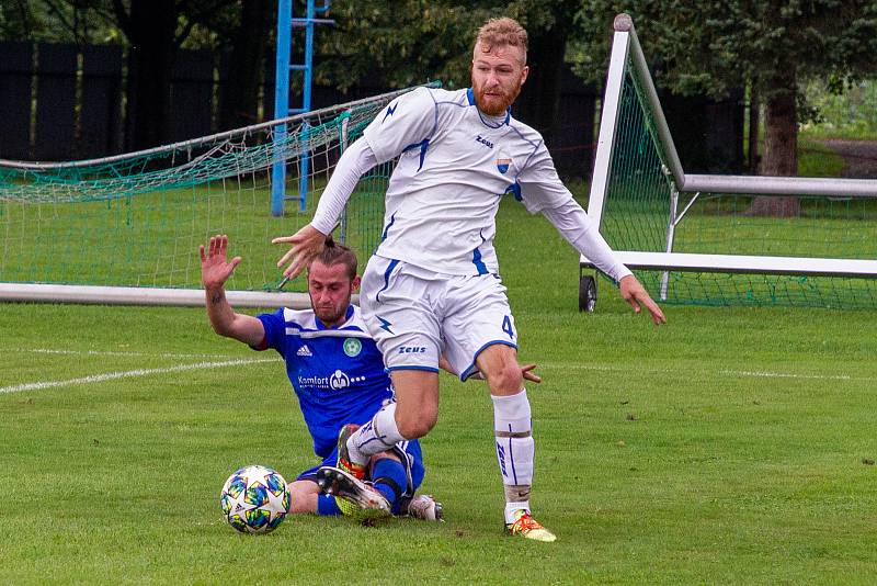 Věřňovice (v modrém) zdolaly v okresním derby Petřvald těsně 3:2.