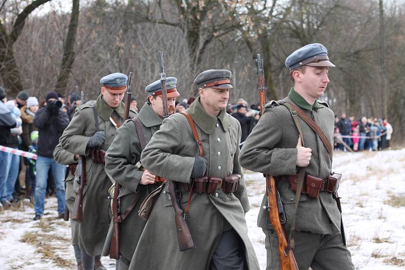 100 let od tzv. Sedmidenní války mezi Českem a Polskem o slezské území připomněla v sobotu odpoledne rekonstrukce válečné bitvy, která se konala v polském Skočově za účasti polských i českých vojensko-historických skupin.