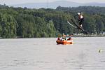 Skoky na vodních lyžích za elektrickým vlekem na Těrlické přehradě. 
