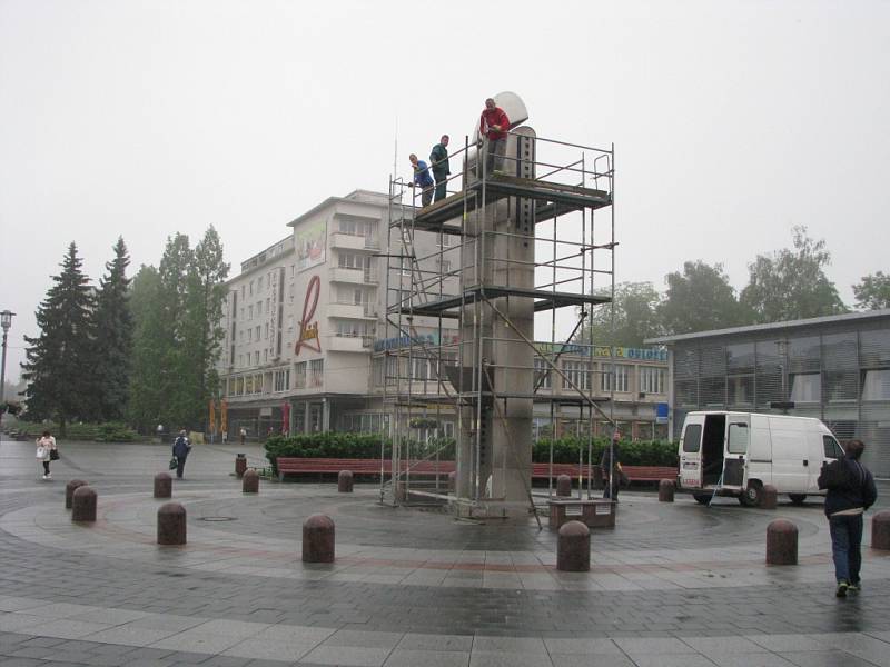 Oprava pohonu kyvadla na havířovském náměstí Republiky. 