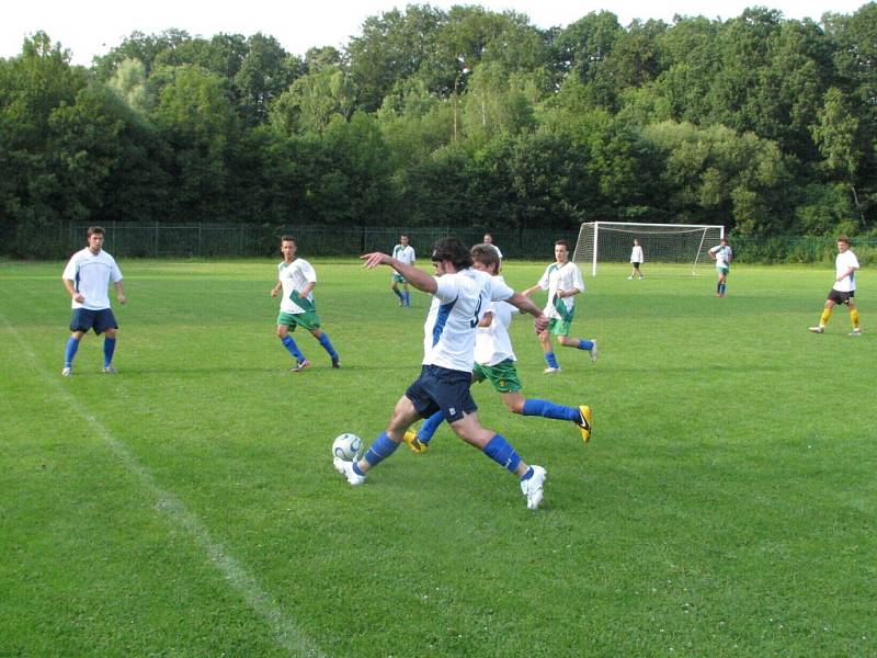 Přípravné přátelské utkání mezi mladším dorostem MFK Havířov a A týmem hokejového AZ Havířov. 