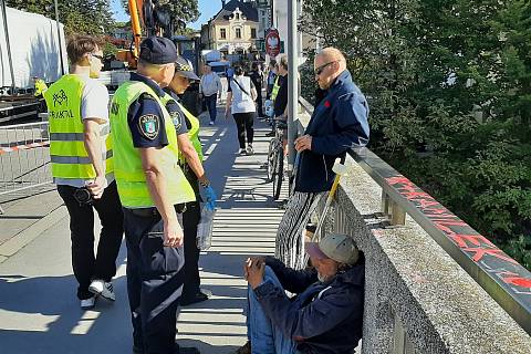 Skupinka polských bezdomovců na hraničním mostě v Těšíně. Září 2023.