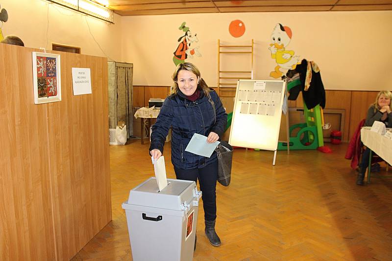 Jednu z volebních uren našli dětmarovičtí voliči i v tělocvičně zdejší mateřské školy.