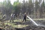 Požár, který vypukl v pátek odpoledne v Pežgovském lese, mezi Havířovem a Petřvaldem, se hasičům podařilo kolem sedmnácté hodiny dostat pod kontrolu.