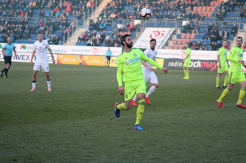 Karviná (v klasické razicí barvě) prohrála na Slovácku 0:2.