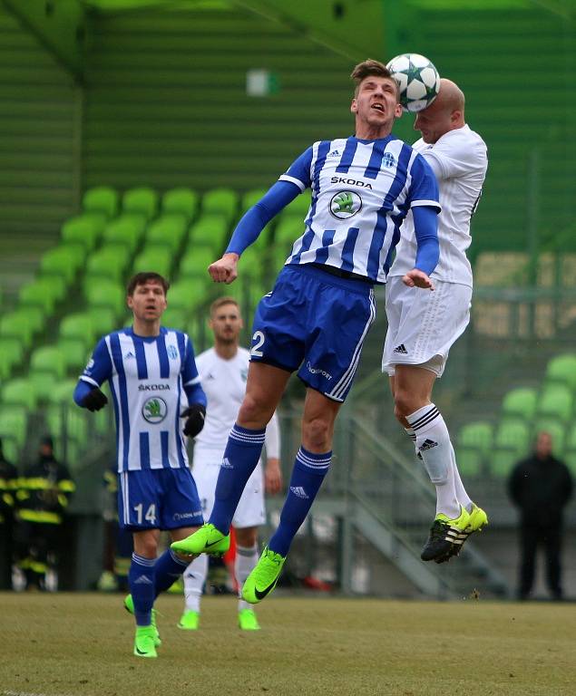 Karvinští fotbalisté (v bílém) remizovali doma s Mladou Boleslaví 1:1.