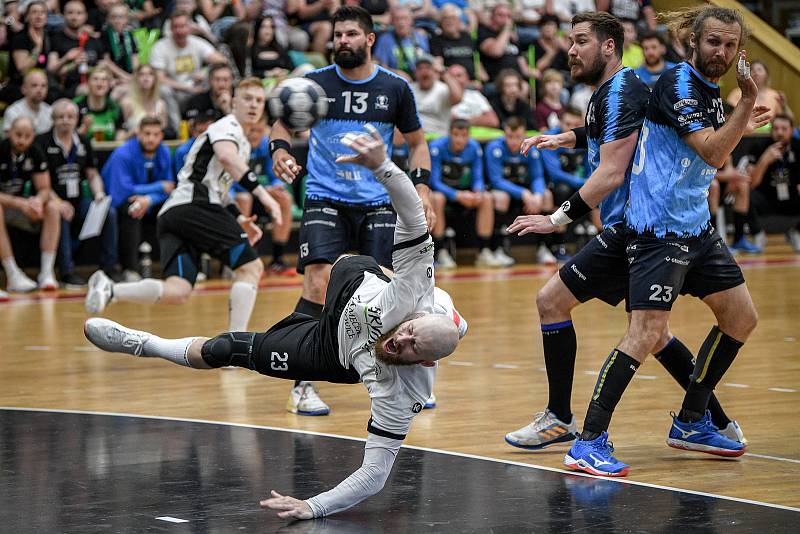 Finále play off házenkářské extraligy mužů. Karviná porazila Plzeň (v modrém), atmosféra v hale byla vynikající.