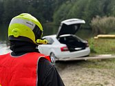 Auto sjelo v Orlové-Lazech do rybníka. S vyproštěním pomáhali i specializovaní potápěči.