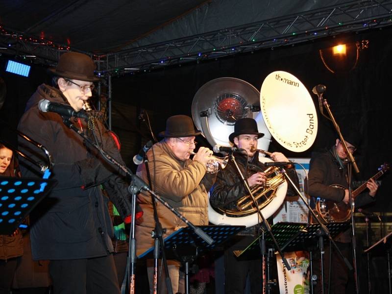 Česko zpívá koledy v Havířově. Pěvecký soubor Canticorum a Stanleys Dixie Street Band.