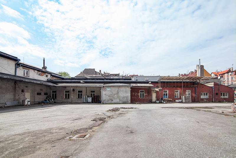 Prázdné budovy bývalých papíren v centru Českého Těšína se proměnily v centrum služeb a obchodu. Kromě toho tam budou i ordinace lékařů. Parkoviště v areálu nabízí 78 míst.