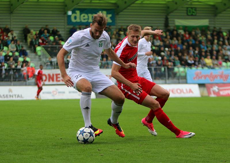 Karvinští fotbalisté (v bílém) dokázali urvat všechny tři body.