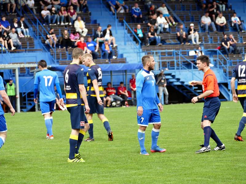 Havířovští fotbalisté (v modrém) přehráli Frýdlant jasně 3:0.