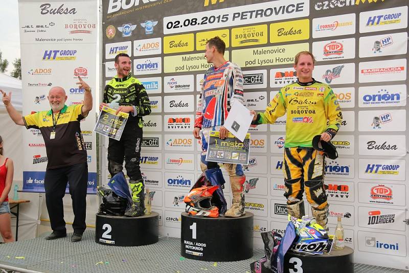 Vyhlašování nejlepších v kategorii MX1. Vlevo rozjařený Aleš Buksa, mecenáš šampionátu.