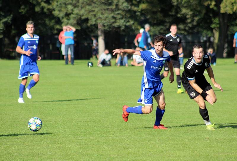 Derby o vedení v I.B třídě zvládly Věřňovice (v modrém), které porazily Záblatí 3:2.