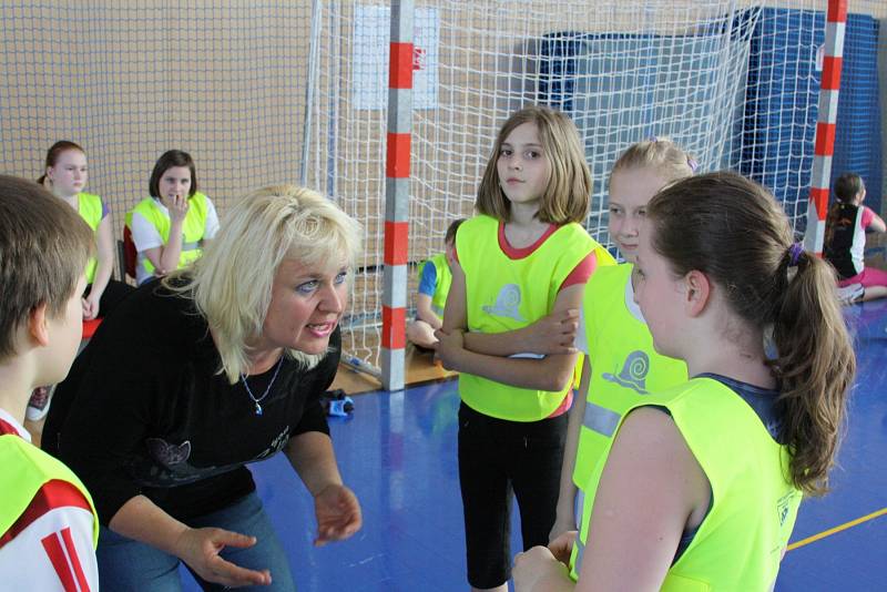 Soutěž dětí v minibasketbale.