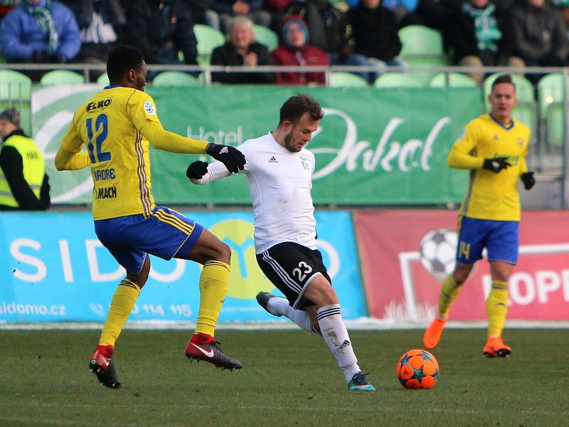 Karviná (v bílém) zdolal Zlín vysoko 4:0.