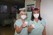 Zdravotníci v Nemocnici v Karviné-Ráji si v pondělí mohli pochutnat na kávě, kterou jim zdarma připravili členové Iniciativy Dokořán.  Využili tak zásoby kávy, kterou nakoupili na vánoční trhy.