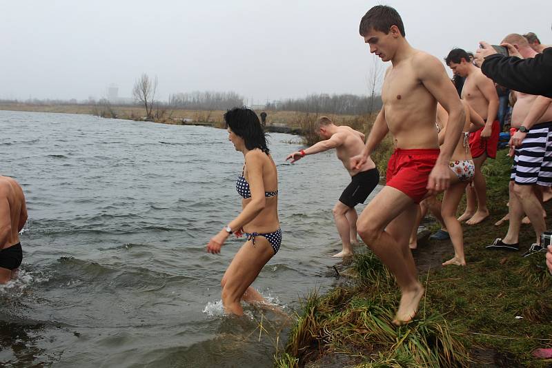 Karvinští otužilci nevynechali koupání na Štědrý den ve vlnách Karvinského moře.