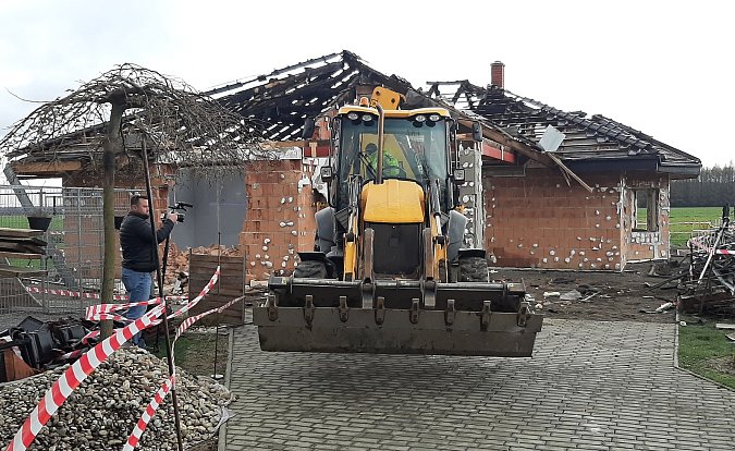 Požárem zničený rodinný dům v Dolních Marklovicích bagr srovnal se zemí. Na jeho místě vyroste nový. Březen 2024.