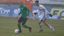 Karvinští fotbalisté (v bílém) vyhráli v Příbrami 1:0.