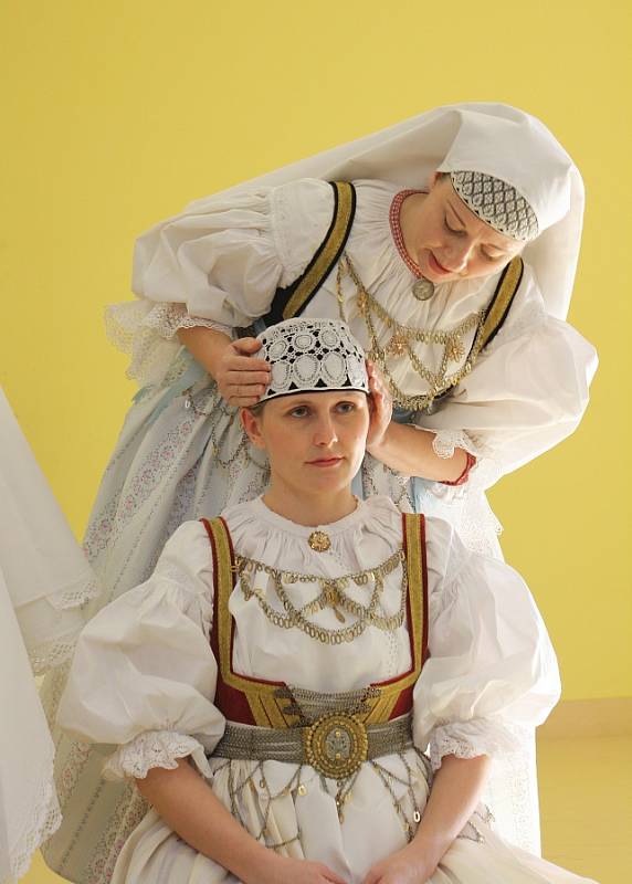 V Petrovicích u Karviné představily tamní ženy veřejnosti, jak vypadala v minulosti slezská svatba.