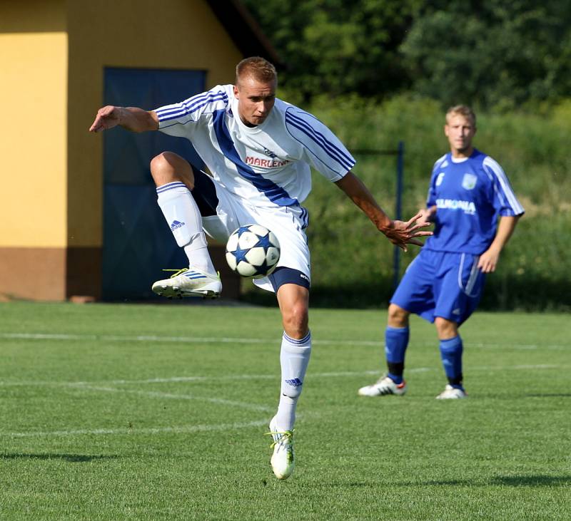 Sobotní fotbalové odpoledne v Petrovicích. V poháru postoupil Frýdek (v bílém).