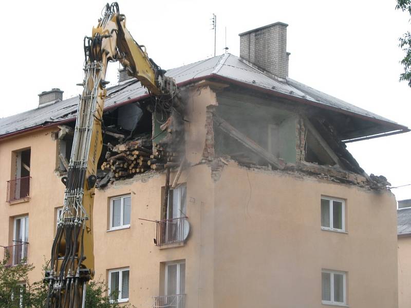 Demolice střechy a bytu v domě, který poškodil výbuch plynu. 