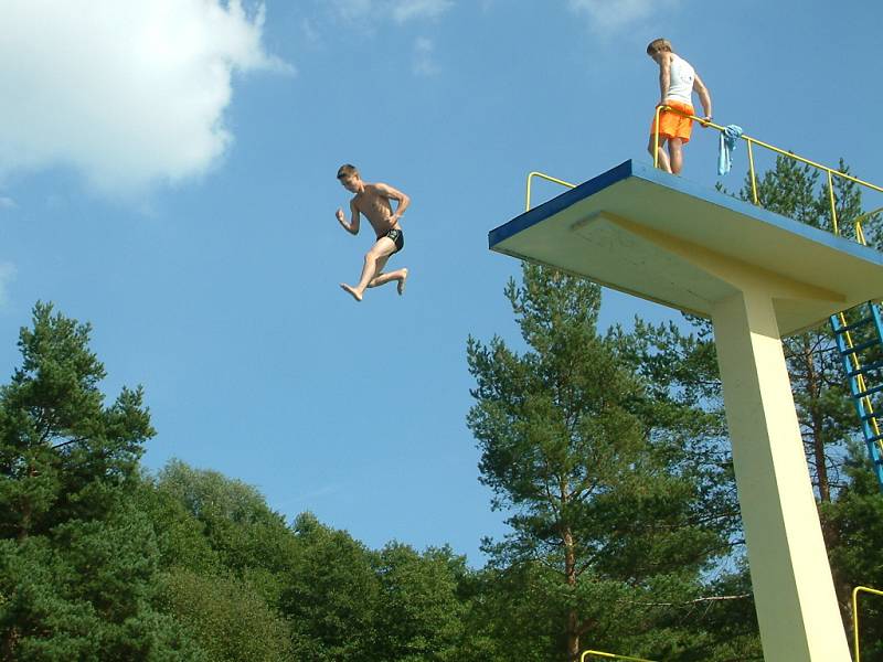 Finále skokanské soutěže na havířovském koupališti. 