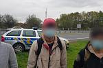 Čtyři muže afgánského původu, kteří nelegálně pobývali v Česku, zadrželi policisté poblíž Českého Těšna. Přijeli tam v návěsu kamionu cizí státní značky. 