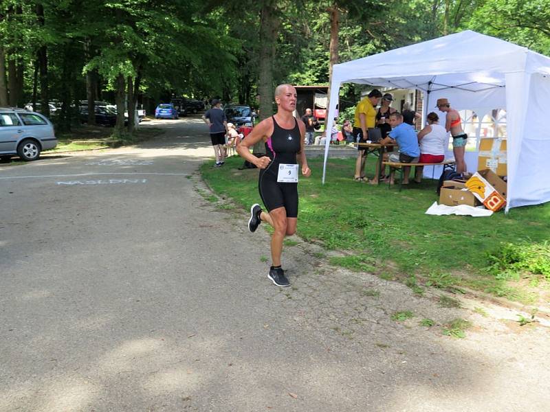 Na start 7. ročníku Albrechtického sprint triatlonu se v sobotu za krásného slunečného počasí postavilo 53 závodníků z toho 9 žen.